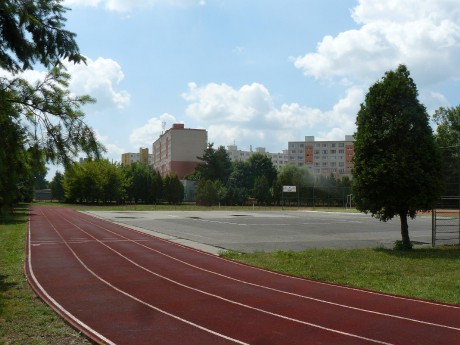 Bežecká dráha v športovom areáli ZŠ na Kubínyiho nám. 320m
