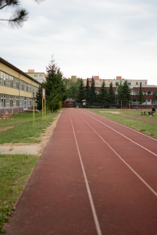Bežecká dráha v športovom areáli ZŠ L. Novomestského. 300m