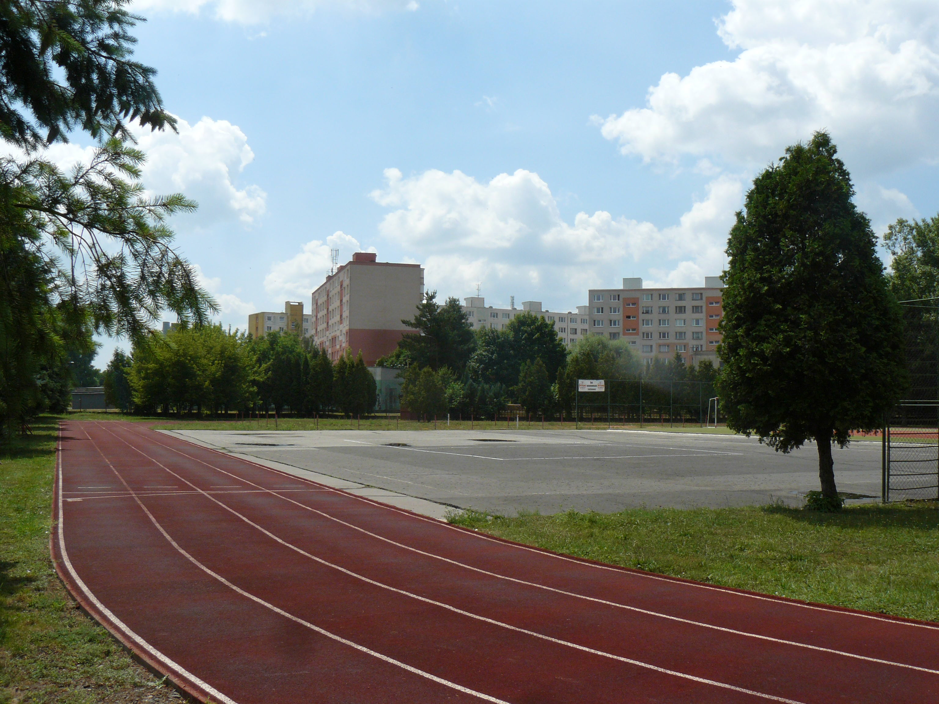 Bežecká dráha v športovom areáli ZŠ na Kubínyiho nám. 320m
